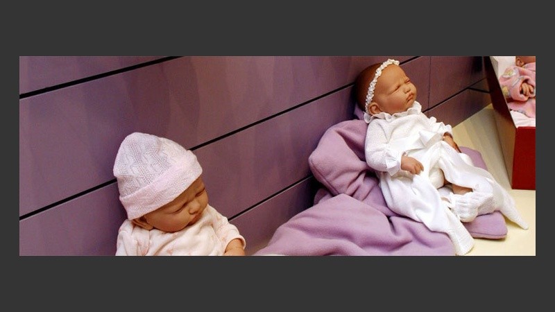 Fue diseñada con cuatro vestuarios: ropa de bautismo, pijama y bata, enterito o de calle.