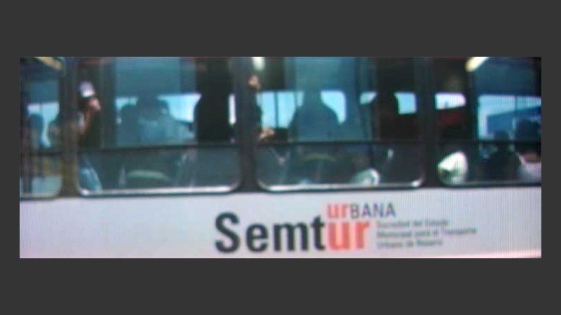 Tomado. El interno 71 de la línea 121, objeto del reclamo (imagen TV).