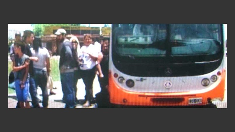 Tomado. El interno 71 de la línea 121, objeto del reclamo (imagen TV).