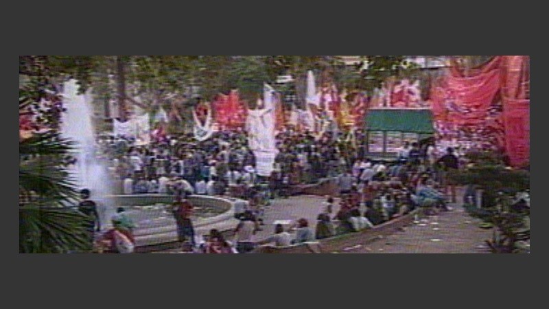 De la movida participan los familiares de quienes murieron en la represión (imagen TV).