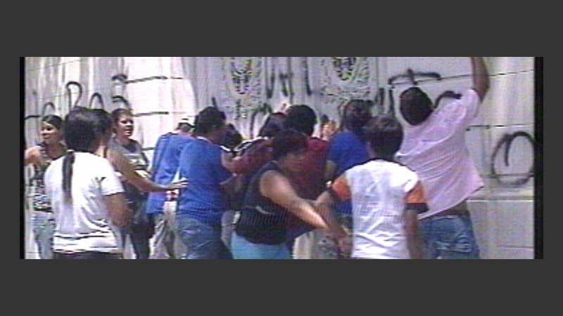 Manifestantes intentaban entrar al Concejo por la fuerza (imagen Canal 3).
