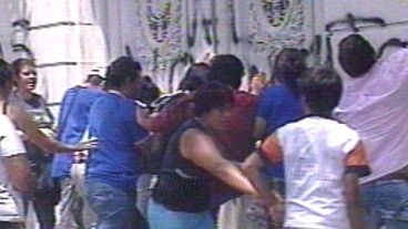 Manifestantes intentaban entrar al Concejo por la fuerza (imagen Canal 3).