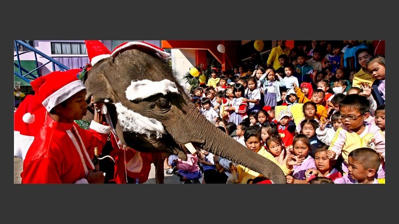 Un elefante disfrazado de Papá Noel en Tailandia (EFE).
