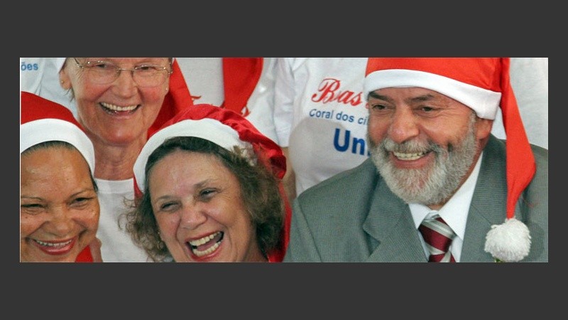 Lula se puso sólo el gorro: la barba blanca ya la tenía (EFE).