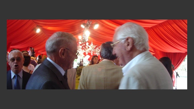 Don Alberto da la bienvenida a la carpa al empresario Roberto Paladini.