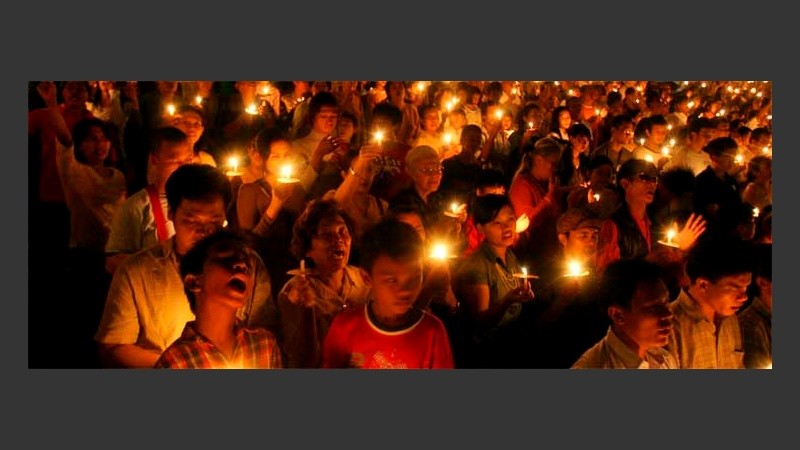 Con velas, los cristianos en Indonesia se juntaron a rezar en un estadio (EFE).