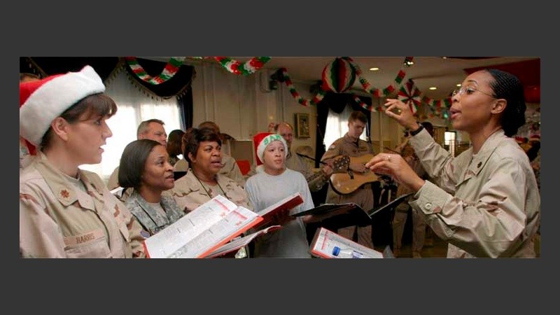 Militares norteamericanos cantaron villancicos en una base de Irak (EFE).
