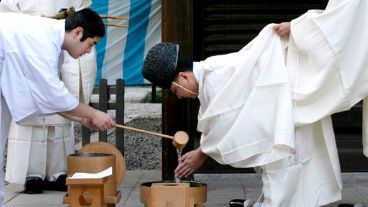 Sacerdotes realizan una ceremonia de purificación en Tokio (EFE).