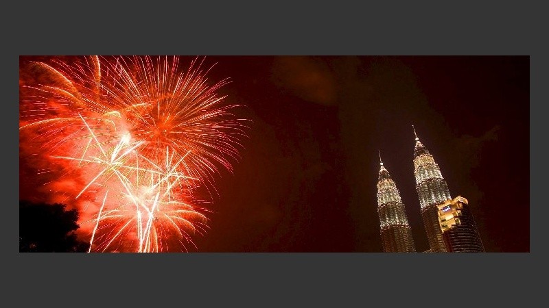 En Kuala Lumpur, fuegos artificiales frente a las torres patronas (EFE).