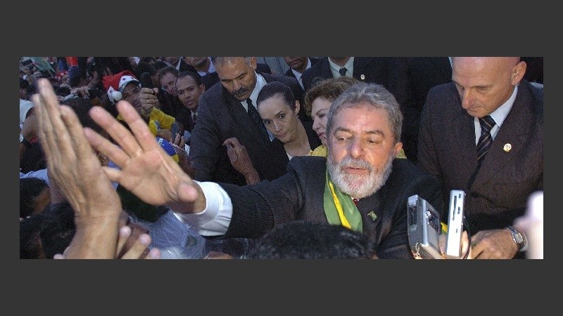 El presidente brasileño saluda a sus seguidores (EFE).