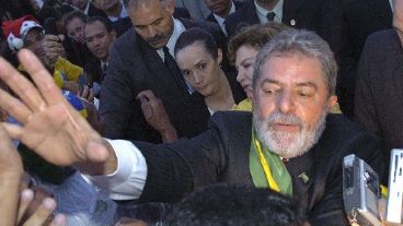 El presidente brasileño saluda a sus seguidores (EFE).