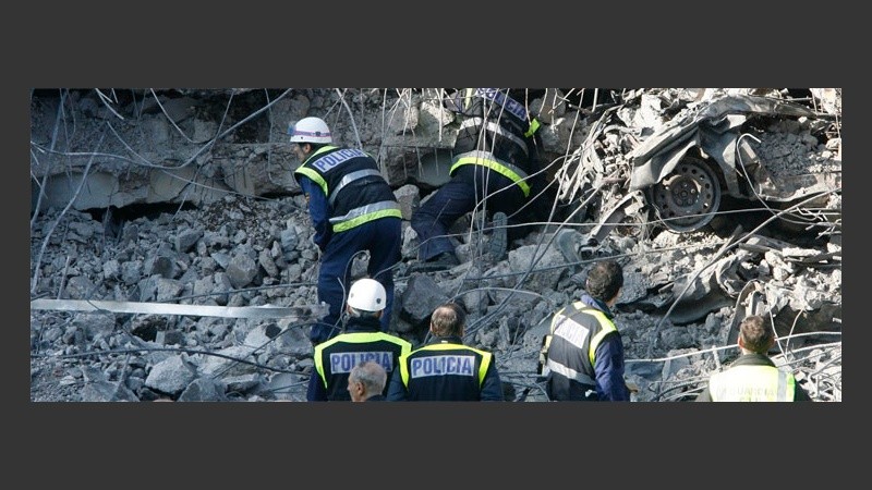 Los bomberos continuaban trabajando en Barajas (EFE).