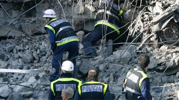 Los bomberos continuaban trabajando en Barajas (EFE).