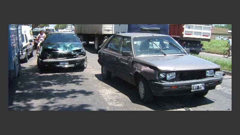 El Citroen no frenó y dejó dos autos abollados, el segundo fuera de escena (R. Lescano).