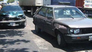 El Citroen no frenó y dejó dos autos abollados, el segundo fuera de escena (R. Lescano).
