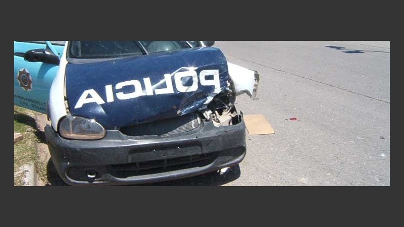 El móvil policial recibió un duro golpe en la trompa (R. Lescano).