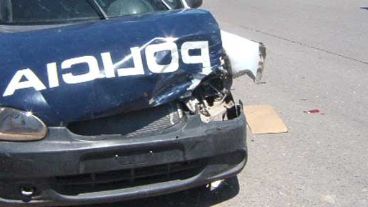 El móvil policial recibió un duro golpe en la trompa (R. Lescano).