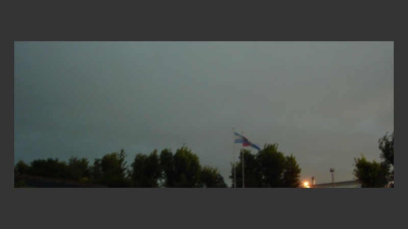 El cielo oscuro minutos antes de que se desate la lluvia.