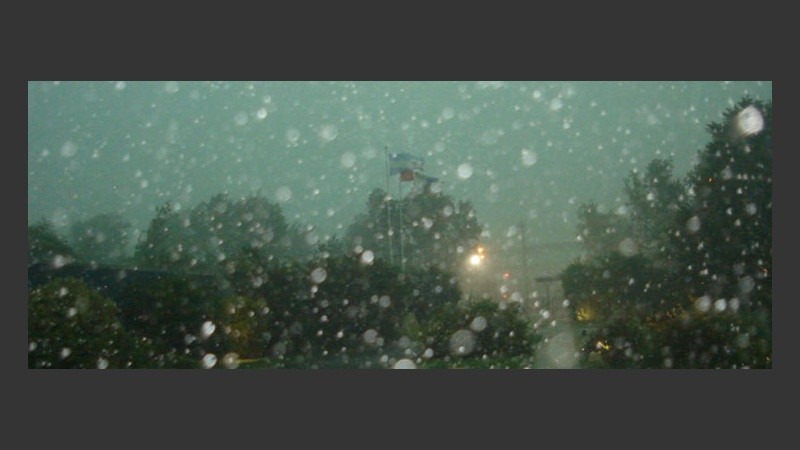 La lluvia fuerte duró unos 30 minutos.