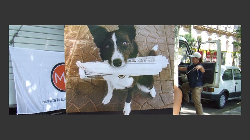 La cartelería atrajo a la gente, mucha de la cual se fue con nueva mascota (Prensa Municipalidad).