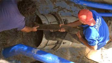 Personal de Assa durante el empalme de los acueductos (Assa).