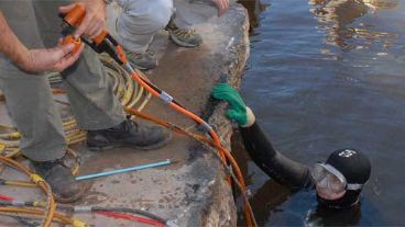 Un buzo trabajó bajo el agua, a la par de 50 operarios y técnicos (Assa).