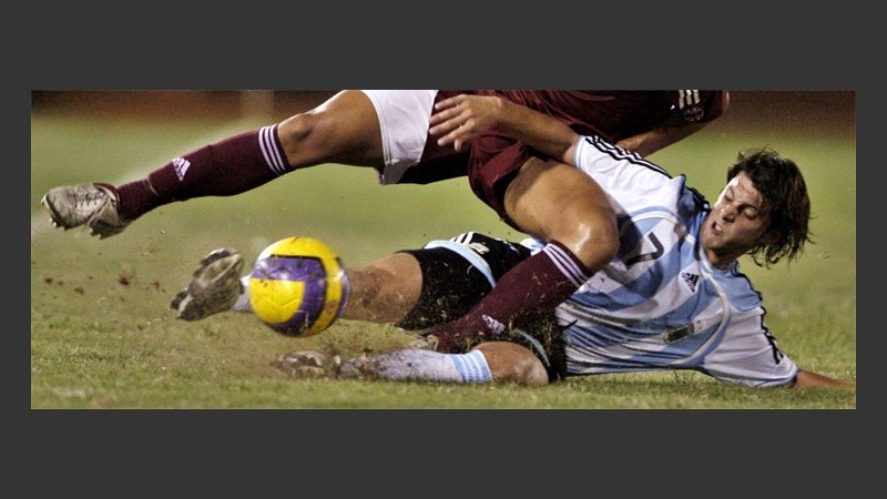 Matías Sánchez, casi en el suelo, lucha por la pelota (EFE).