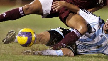 Matías Sánchez, casi en el suelo, lucha por la pelota (EFE).