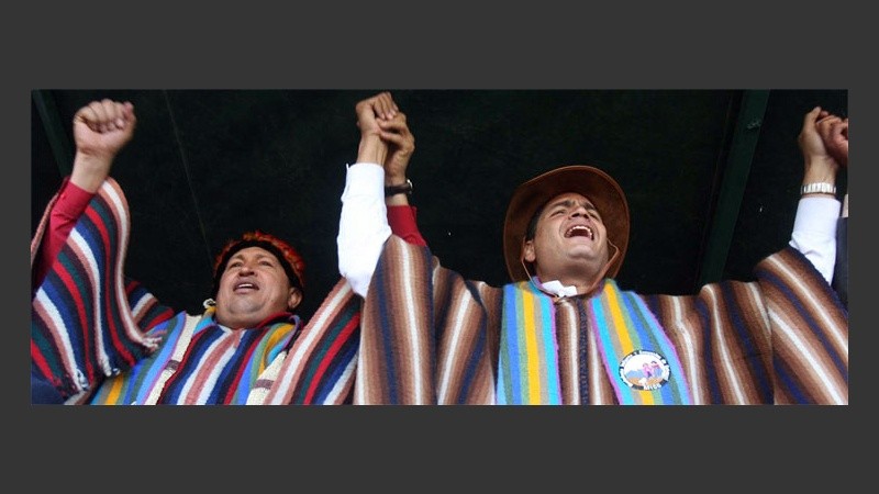 Correa, en colorido poncho, junto a su par venezonalo Hugo Chávez (EFE).