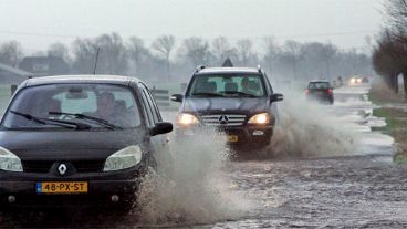 Rutas inundadas, una de las complicaciones tras el temporal (EFE).