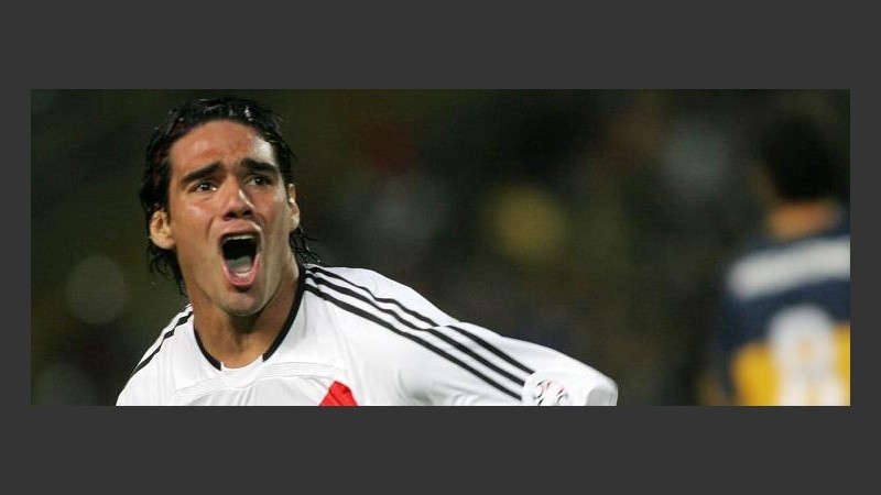El colombiano Falcao sale disparado a festejar la apertura del marcador (FotoBaires).