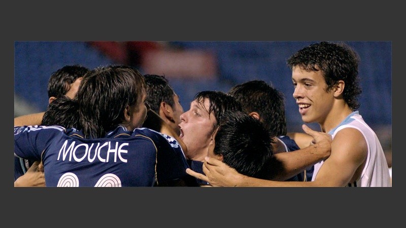 Tras el gol de Lautaro Acosta, la alegría era imparable en la cancha y el banco (EFE).