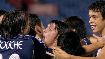Tras el gol de Lautaro Acosta, la alegría era imparable en la cancha y el banco (EFE).