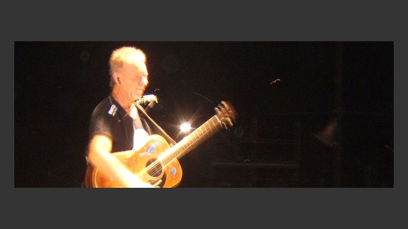 Sobre el escenario, el rosquinense junto a su fiel guitarra (R.Lescano).