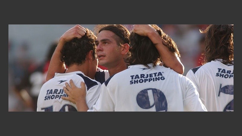 Castroman abraza a los goleadores, Zárate y Escudero (FotoBaires). 