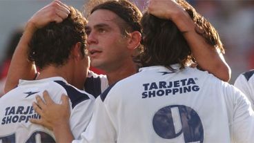 Castroman abraza a los goleadores, Zárate y Escudero (FotoBaires).