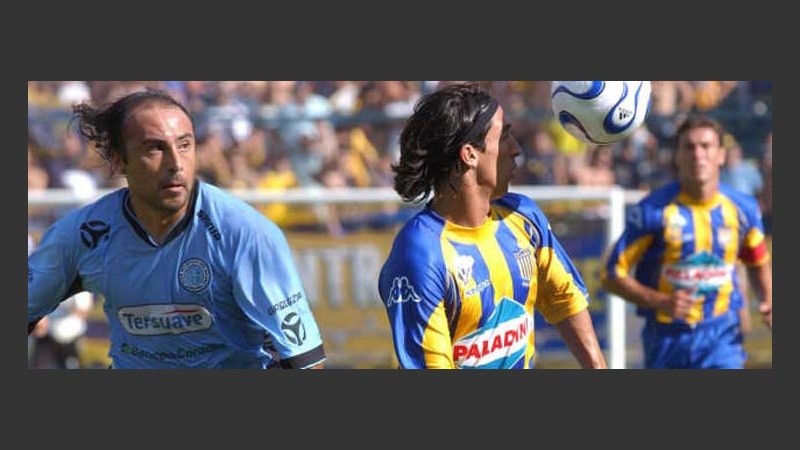 Alemanno se la lleva ante Serrizuela. El Puflo se retiró lesionado (Télam).