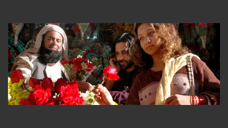 Aunque es considerada anti-islámica en Pakistán, hay parejas que se regalan flores. (EFE)