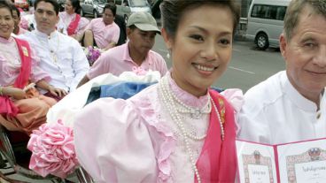 En Bangkok, 26 parejas optaron por un matrimonio masivo en San Valentín. (EFE)