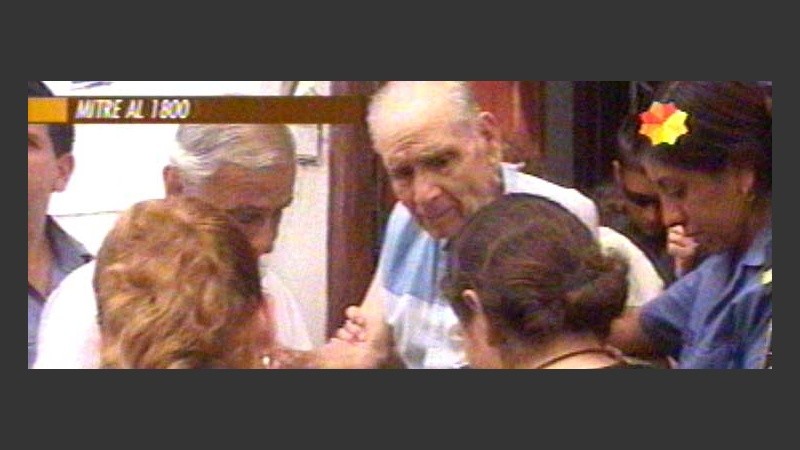 El momento más duro. Los ancianos son sacados por la policía (imagen Canal 3).