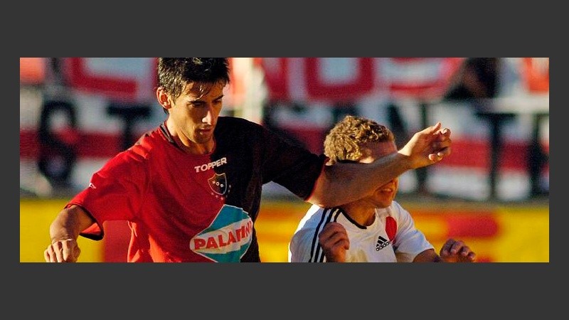 La jugada de la discordia. Con intención o no, Spolli golpea a Ruben (FotoBaires).