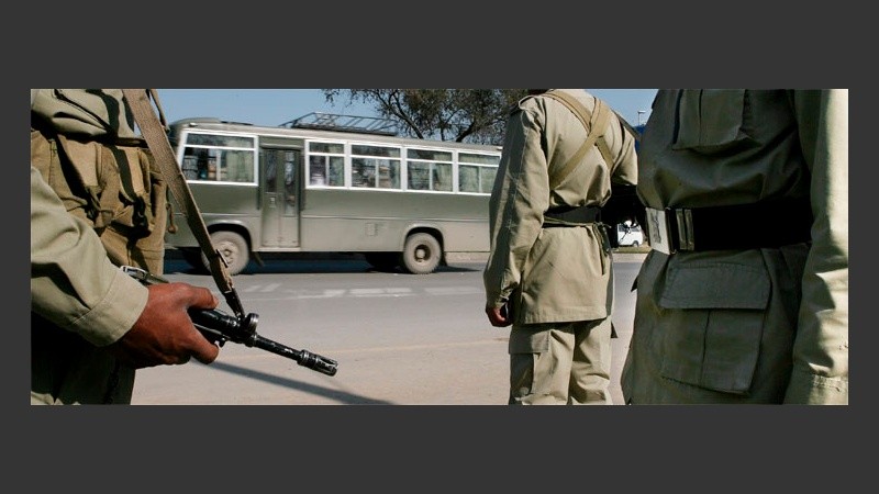 Soldados pakistaníes reforzaron la seguridad tras la explosión al tren. (EFE)