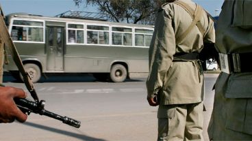 Soldados pakistaníes reforzaron la seguridad tras la explosión al tren. (EFE)