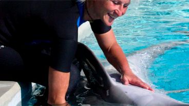 Una de las últimas imágenes del delfín deprimido y la entrenadora asesinada (EFE).