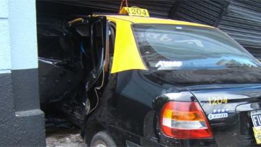 El taxi quedó incrustado contra el negocio, sus dos ocupantes fueron internados (R. Lescano).