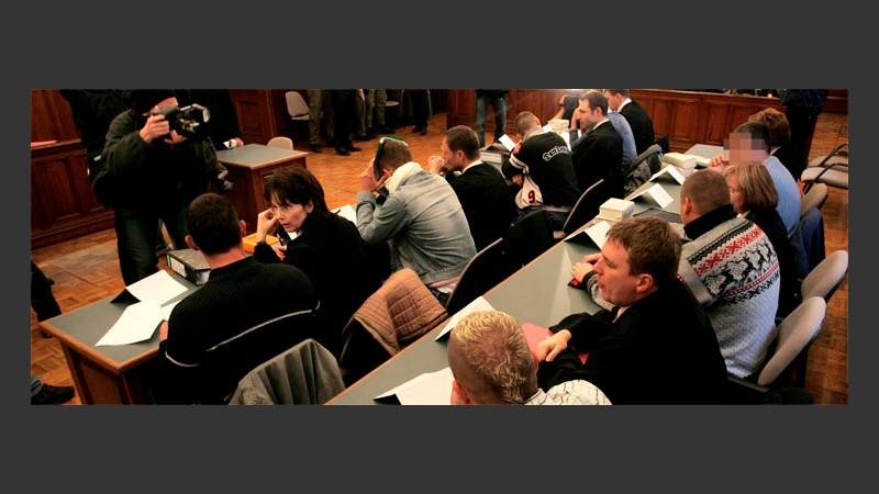 Los siete acusados junto a sus abogados enfrentan a un tribunal aleman (EFE).