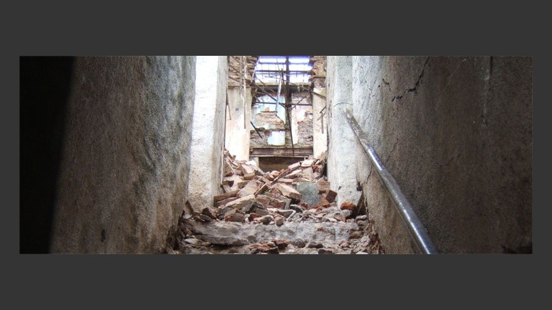 En la escalinata de ingreso ya no se ve ni un gato sentado. (Fotos: R. Lescano)