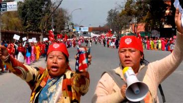 En Katmandú, militantes políticas salieron a las calles (EFE).