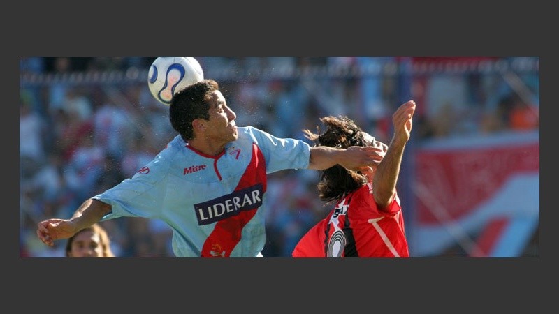 El partido fue muy peleado en el medio (Fotobaires).