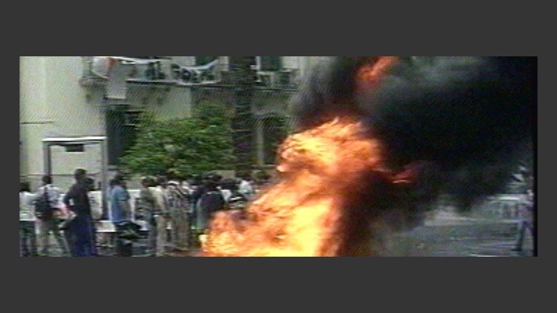 Los seguidores de Maza se concentraban frente a la Casa de Gobierno (Imagen TV).